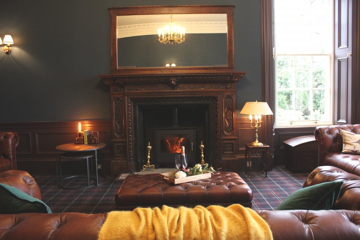 Lochieheads - stunning Georgian fireplace and huge sash windows